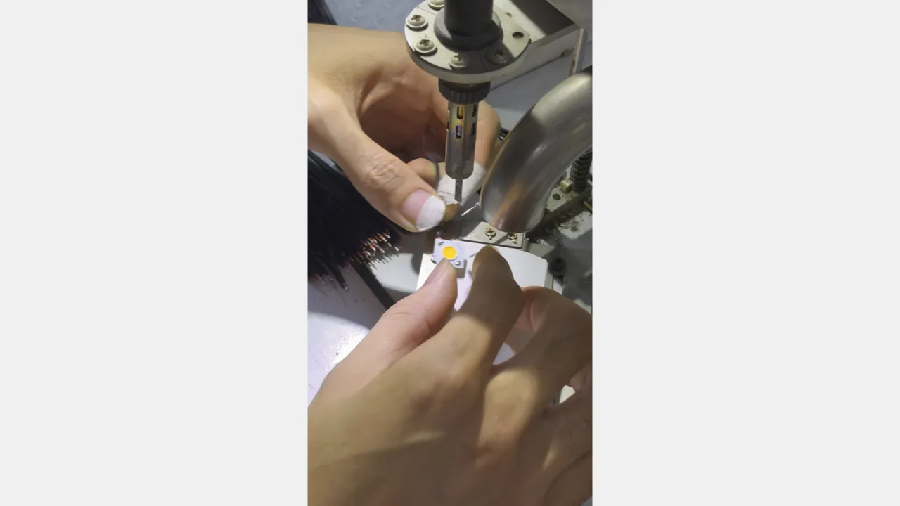 Batch consistency control for LED chip soldering