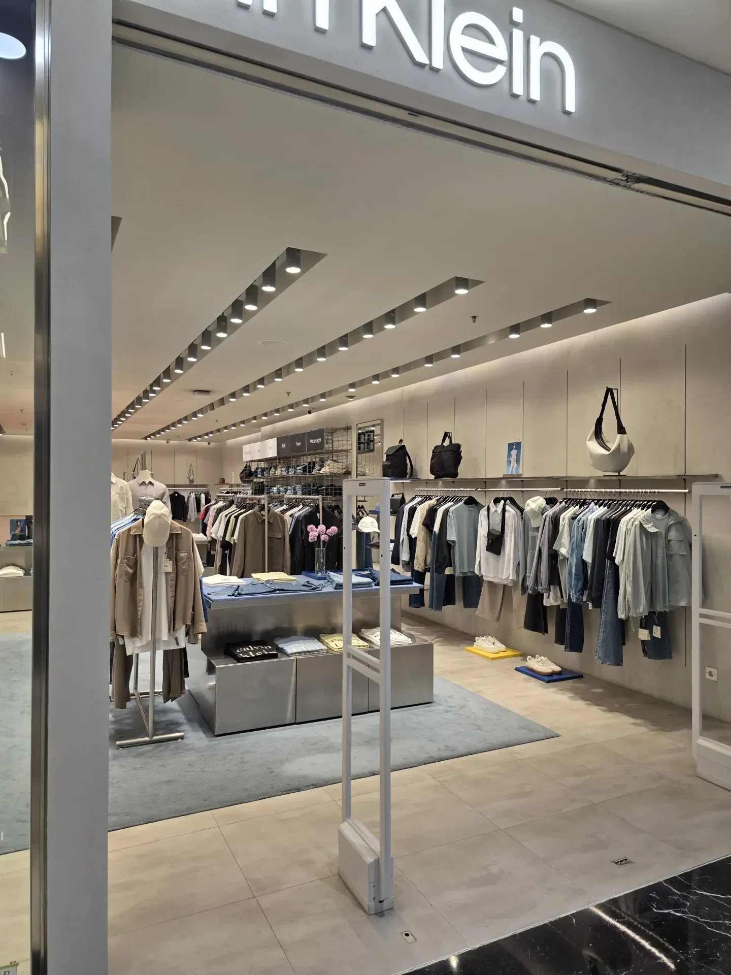 Retail lighting solution with track lights, downlights and wall washers for fashion stores, shopping malls and commercial projects