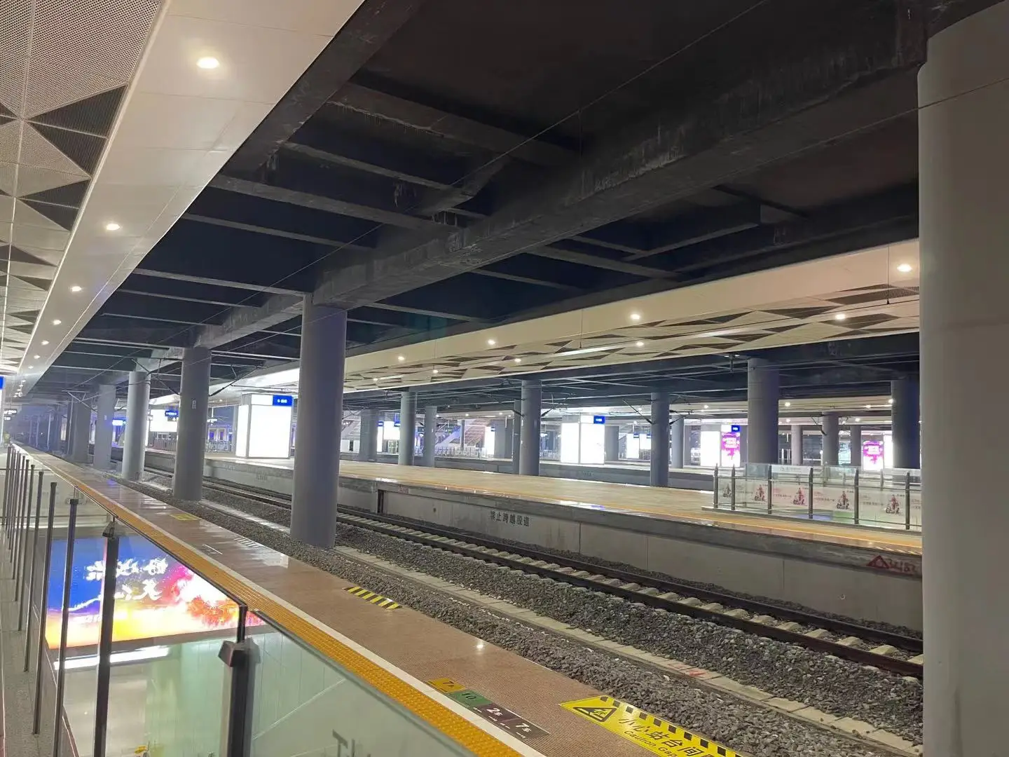 This lighting solution is designed for high-speed rail stations and transportation hubs where reliability, visual comfort and operational efficiency are critical.  Wide-beam luminaires provide uniform illumination across platforms and circulation areas, while IP54-rated construction protects against dust and environmental exposure.  The system minimizes maintenance requirements through long-life LEDs, high-reliability drivers and easy-access service design, helping operators reduce lifecycle costs while ensuring consistent passenger experience.