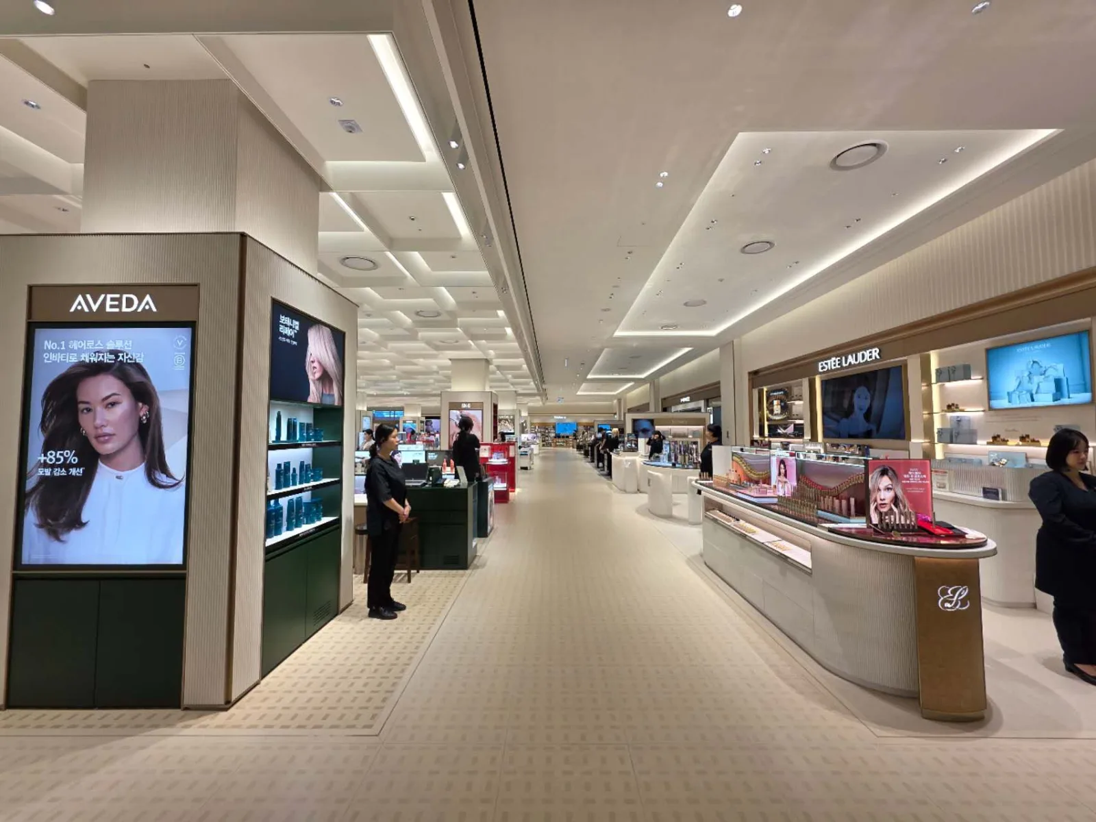 Modern shopping mall lighting design using recessed downlights and architectural lighting for retail environments