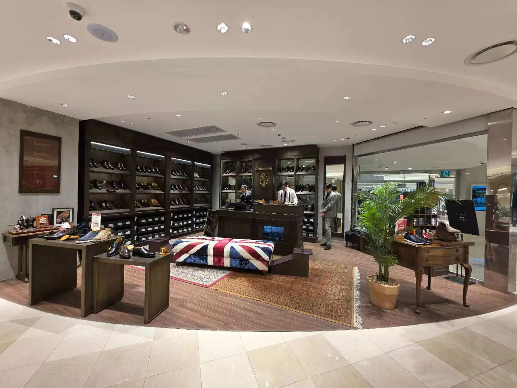 Retail Lighting with OPTIMAX recessed downlight