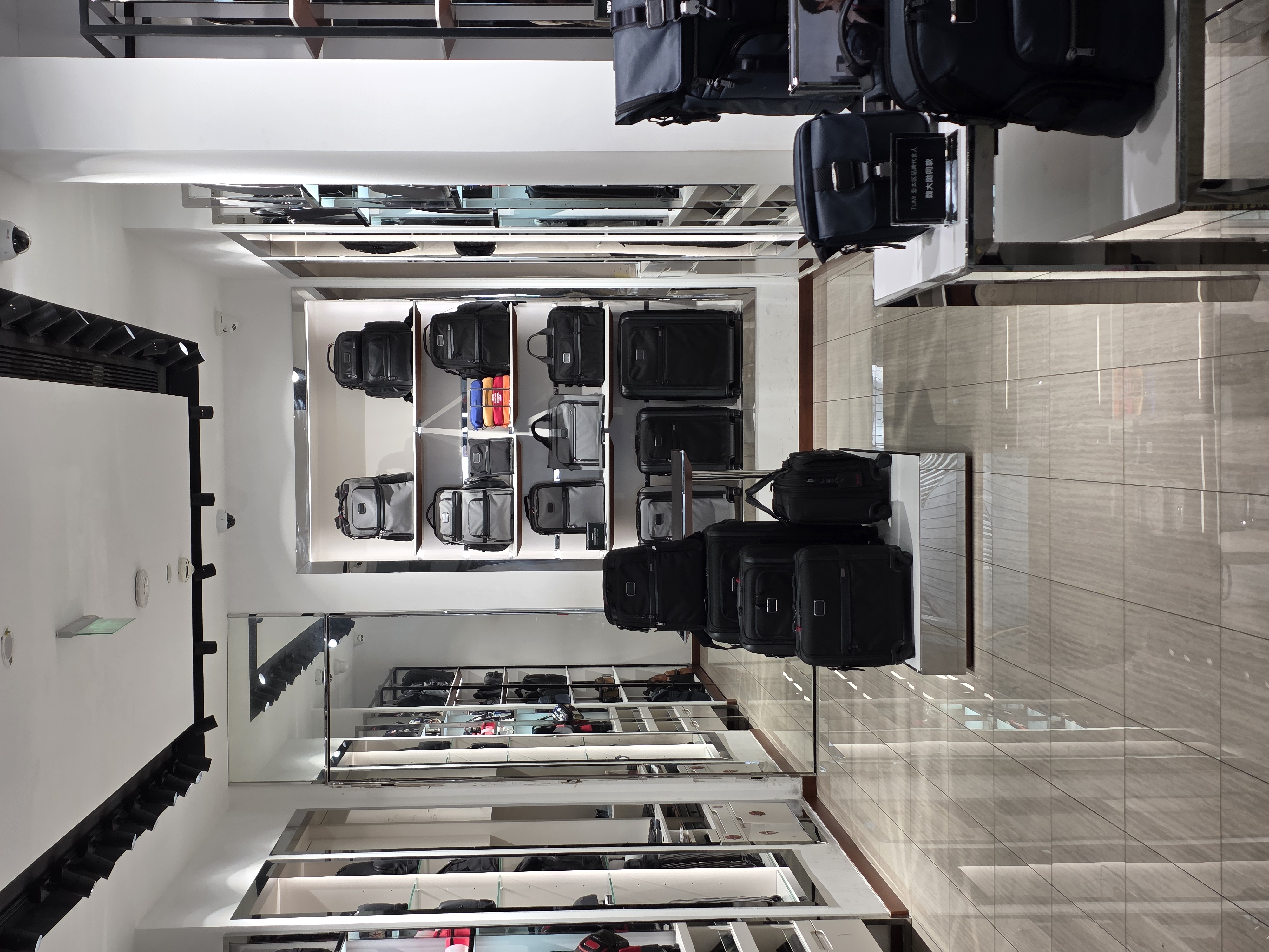ULTRA-SLIM retail lighting project