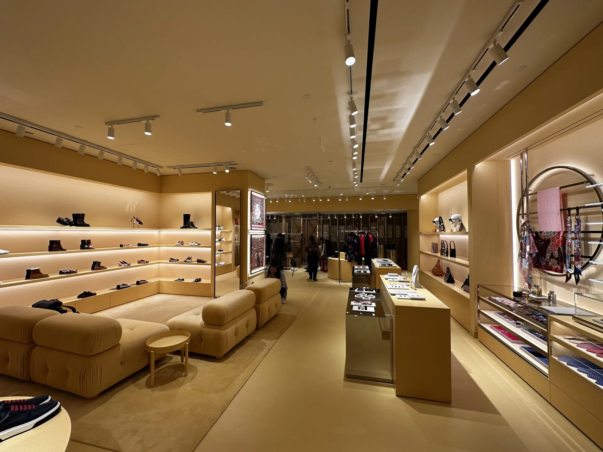 Large Commercial Lighting with HIGH LUMEN PRO track light