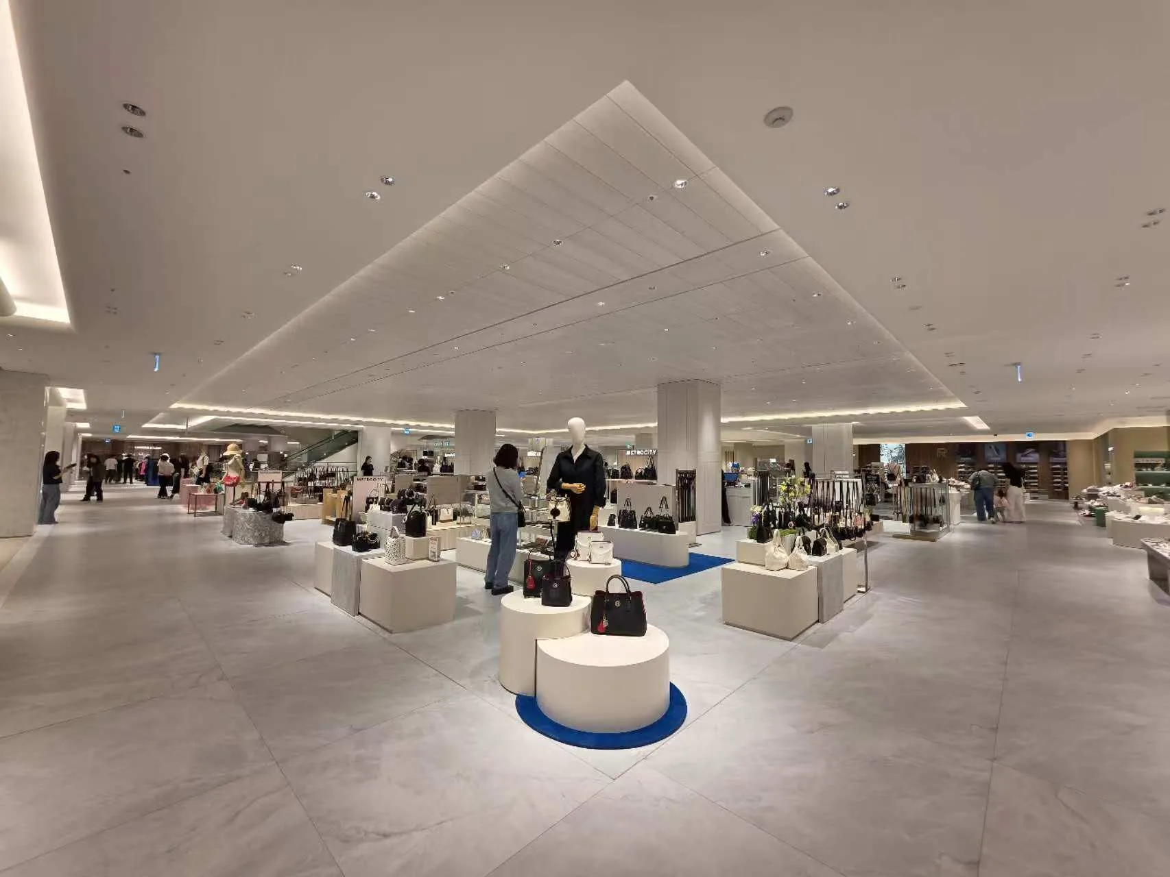 Luxury Retail Lighting with FLEXI recessed downlight