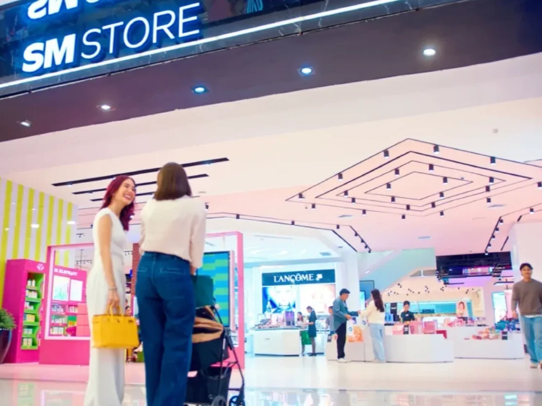 Retail cosmetics area featuring HIGH LUMEN PRO Track Lights throughout the shopping mall.
