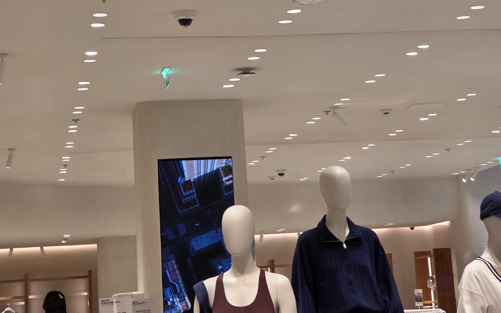 Commercial Interior Lighting with INTERO recessed downlight