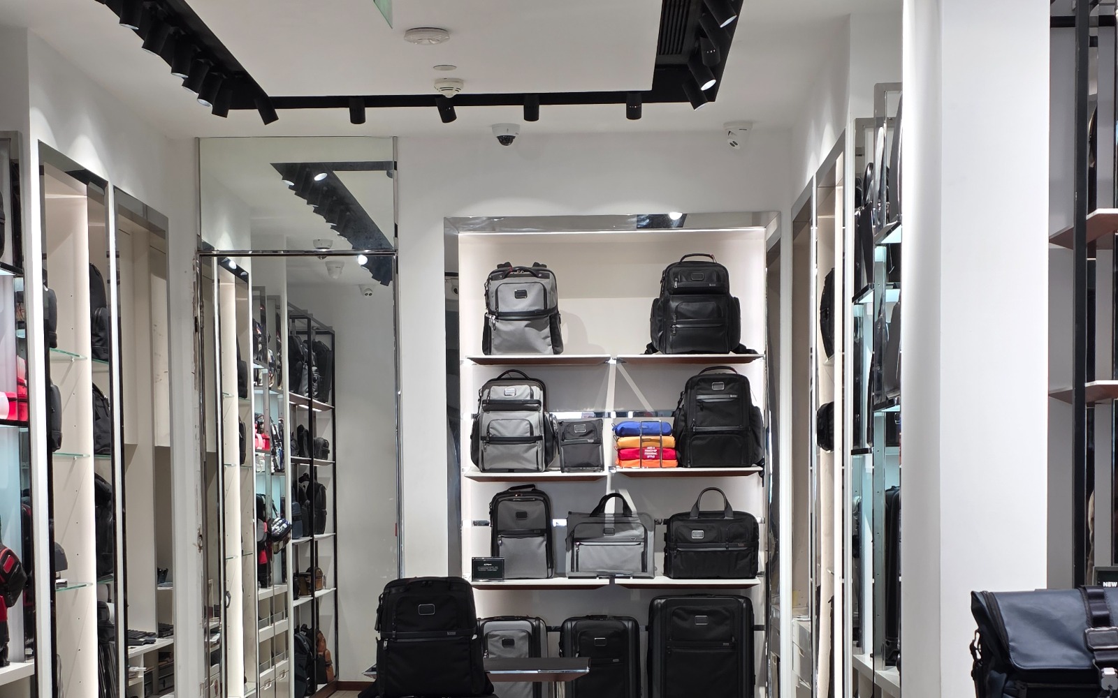 ULTRA-SLIM retail lighting project